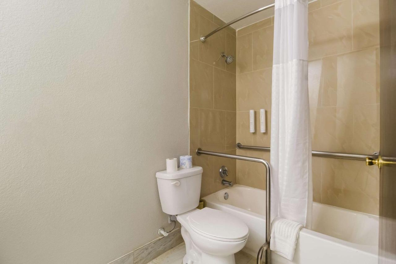 Clarion Pointe Lake Jackson - Clute 외부 사진